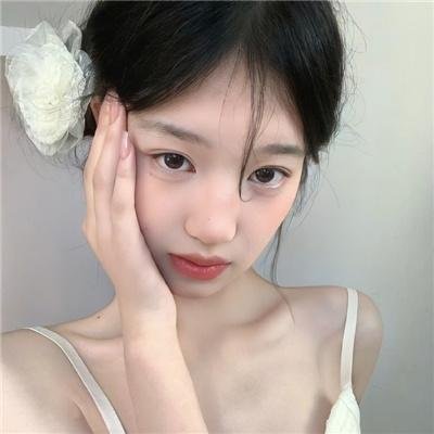 茜色少女
